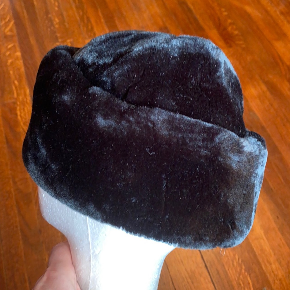V! Black Faux fur round style hat in great condition